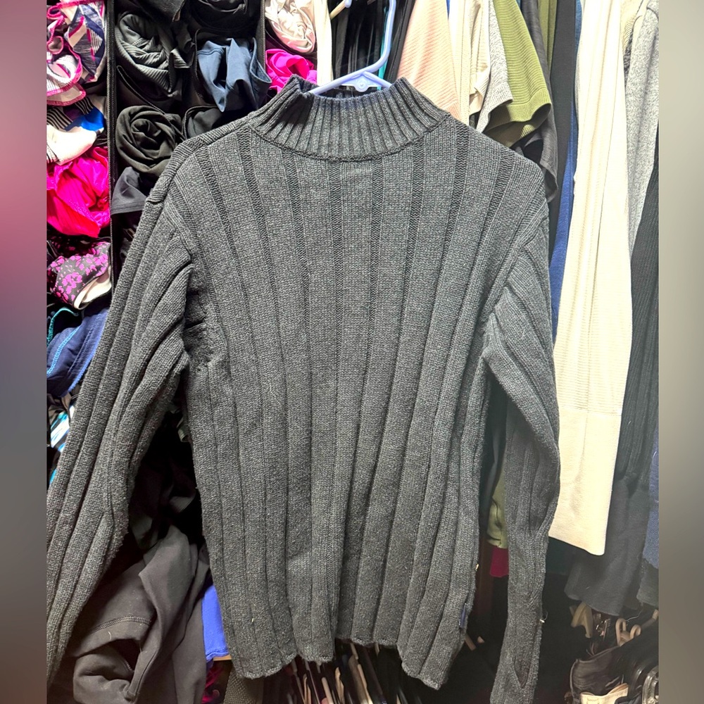 Tommy jeans sweater in a size medium.  This is perfect with jeans and boots!